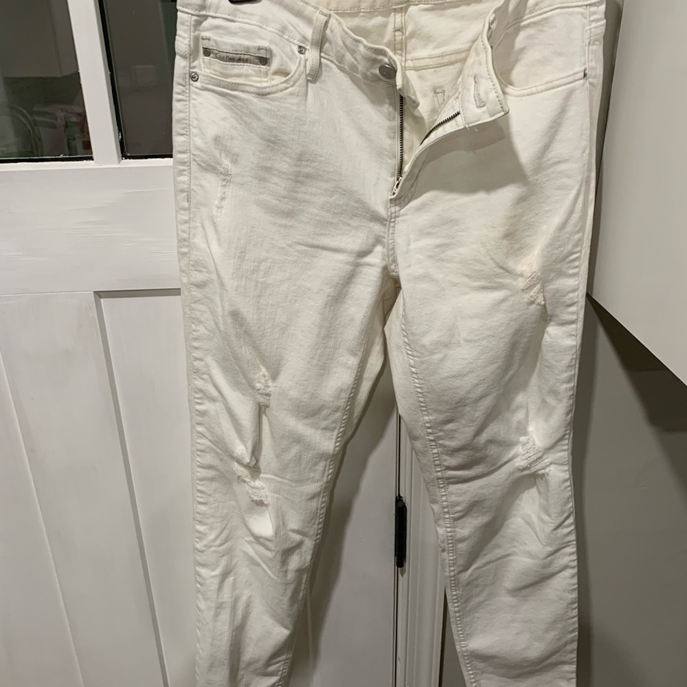 White Calvin Klein distressed  jeans - size 31
